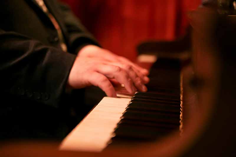 Songwriting Tricks: How to Transition from Verse to Chorus